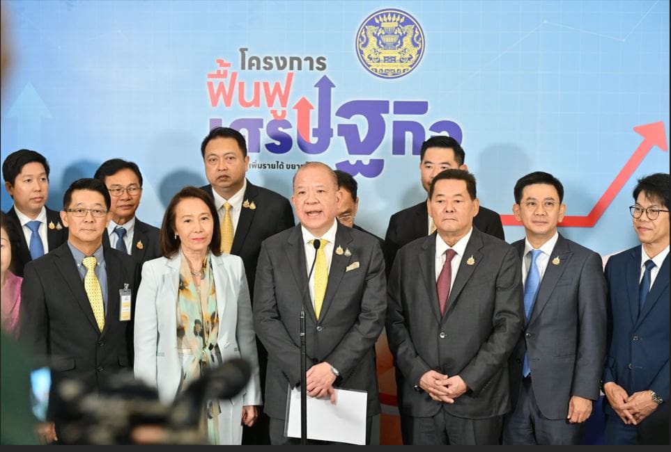 กลุ่มบริษัทเดอะมอลล์ กรุ๊ป ขานรับนโยบายรัฐบาล ประสานความร่วมมือ กระทรวงพาณิชย์ ขับเคลื่อนเศรษฐกิจของประเทศ ร่วม “โครงการฟื้นฟูเศรษฐกิจ” เร่งกระตุ้นเศรษฐกิจในช่วงสิ้นปี ด้วยการลดราคาสินค้าอุปโภค บริโภค และจัดรายการส่งเสริมการขาย พร้อมจัดสรรพื้นที่สนับสนุนผู้ประกอบการ SME  ประเดิมด้วยการผสานความร่วมมือ ‘พาณิชย์เชียงราย’ เร่งจัดโครงการฟื้นฟูเศรษฐกิจเชียงราย