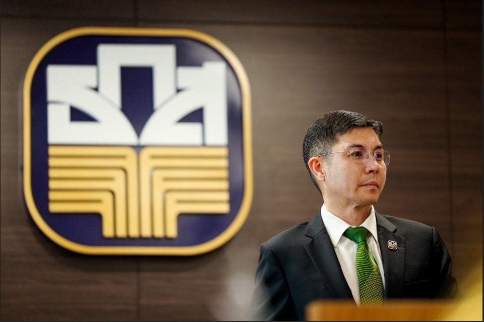 ธ.ก.ส. เอาใจวัยเลอค่า กับเงินฝากแก้วนพรัตน์ และเงินฝากพลอยน้ำงามฝาก 1 แสน รับดอกเบี้ยทุกเดือน สูงสุดถึง 2.10% ต่อปี