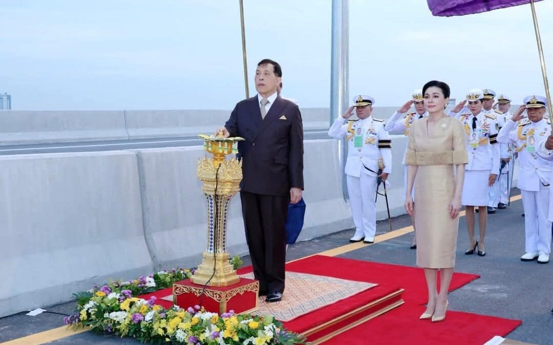 พระบาทสมเด็จพระเจ้าอยู่หัว และสมเด็จพระนางเจ้าฯ พระบรมราชินี เสด็จฯ ทรงเปิดสะพานทศมราชัน