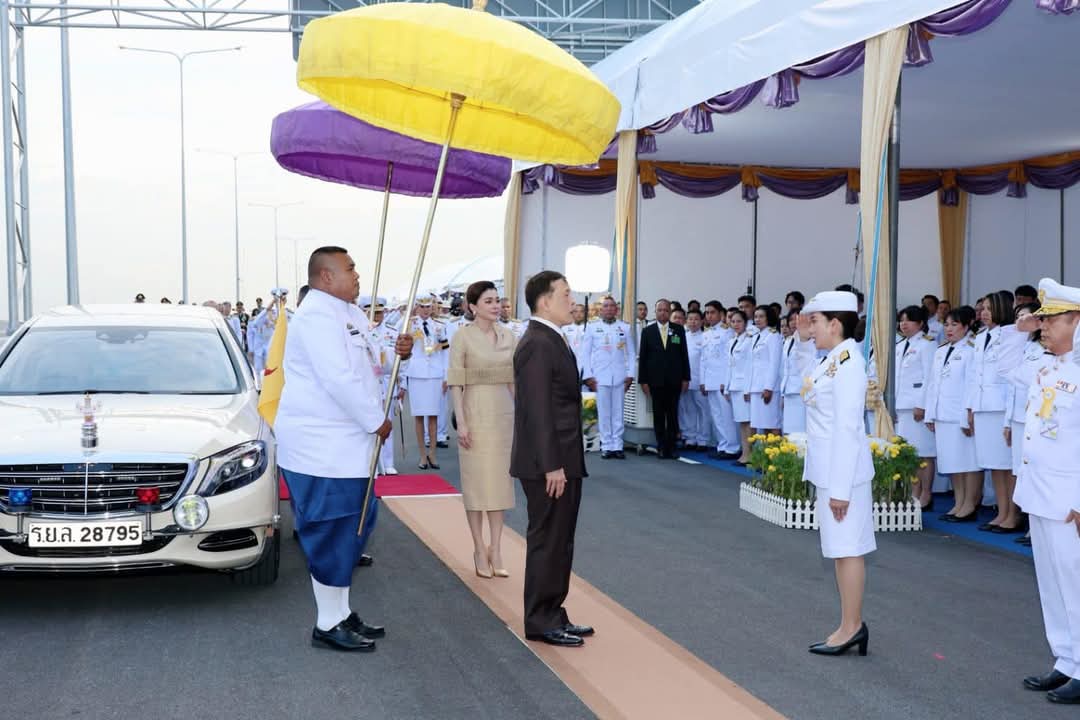 พระบาทสมเด็จพระเจ้าอยู่หัว และสมเด็จพระนางเจ้าฯ พระบรมราชินี เสด็จฯ ทรงเปิดสะพานทศมราชัน