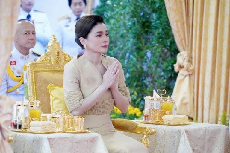 พระบาทสมเด็จพระเจ้าอยู่หัว และสมเด็จพระนางเจ้าฯ พระบรมราชินี เสด็จฯ ทรงเปิดสะพานทศมราชัน