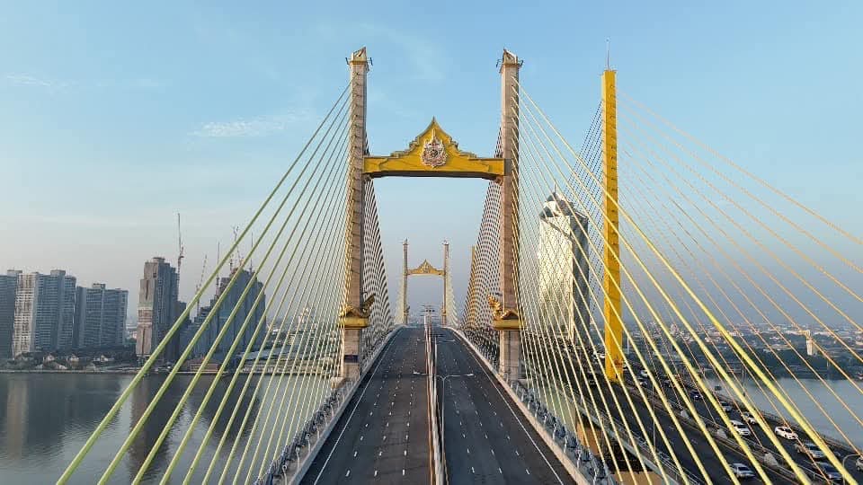 พระบาทสมเด็จพระเจ้าอยู่หัว และสมเด็จพระนางเจ้าฯ พระบรมราชินี เสด็จฯ ทรงเปิดสะพานทศมราชัน