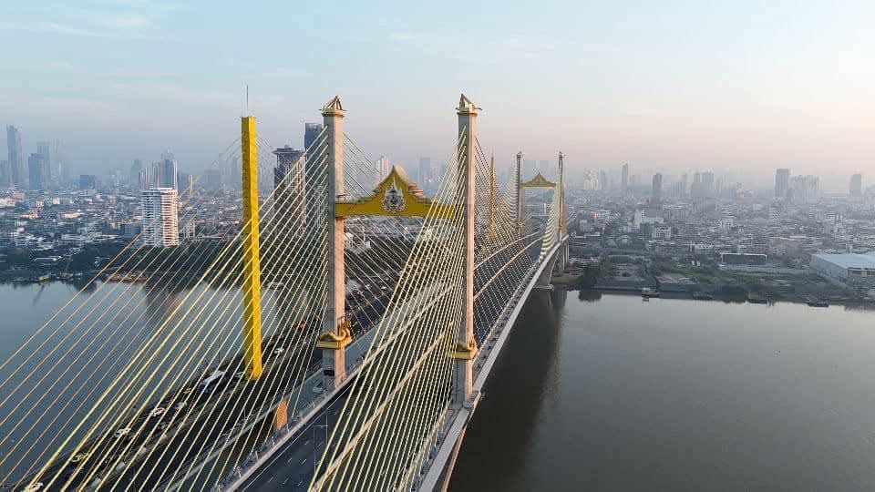 พระบาทสมเด็จพระเจ้าอยู่หัว และสมเด็จพระนางเจ้าฯ พระบรมราชินี เสด็จฯ ทรงเปิดสะพานทศมราชัน