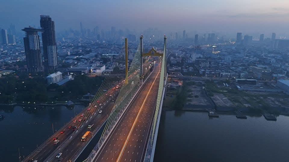 พระบาทสมเด็จพระเจ้าอยู่หัว และสมเด็จพระนางเจ้าฯ พระบรมราชินี เสด็จฯ ทรงเปิดสะพานทศมราชัน