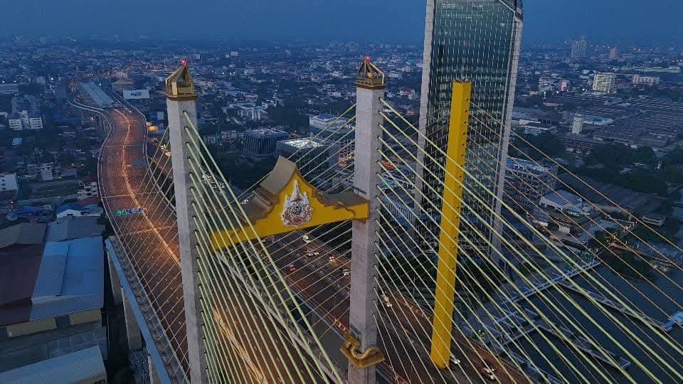 พระบาทสมเด็จพระเจ้าอยู่หัว และสมเด็จพระนางเจ้าฯ พระบรมราชินี เสด็จฯ ทรงเปิดสะพานทศมราชัน