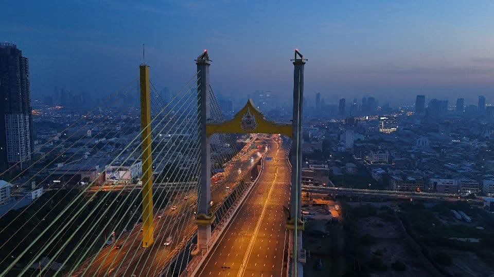 พระบาทสมเด็จพระเจ้าอยู่หัว และสมเด็จพระนางเจ้าฯ พระบรมราชินี เสด็จฯ ทรงเปิดสะพานทศมราชัน