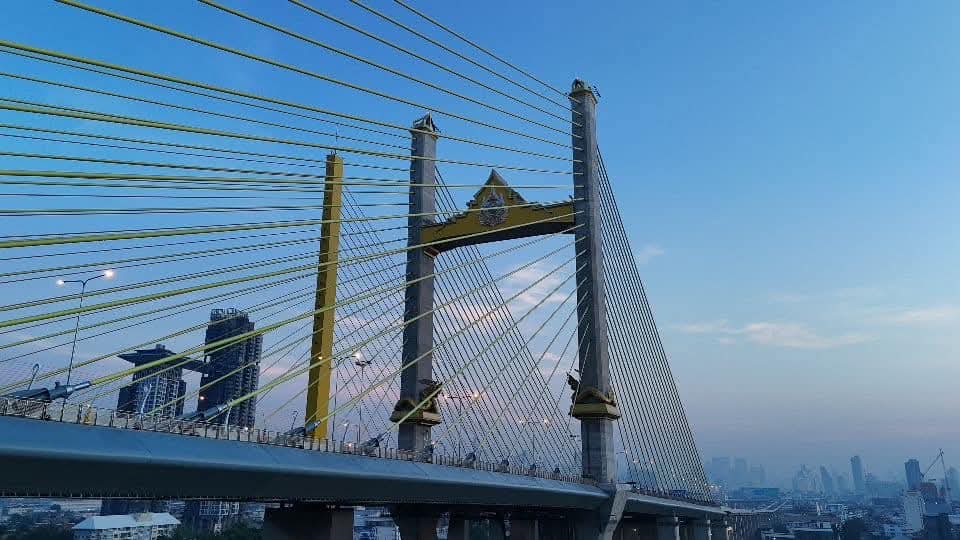 พระบาทสมเด็จพระเจ้าอยู่หัว และสมเด็จพระนางเจ้าฯ พระบรมราชินี เสด็จฯ ทรงเปิดสะพานทศมราชัน