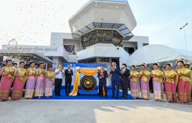 “สุริยะ” ปล่อยรถคันแรกใช้ “สะพานทศมราชัน” สะพานขึงข้ามแม่น้ำเจ้าพระยากว้างที่สุดในประเทศไทย ช่วยอำนวยความสะดวกในการเดินทางให้ประชาชน แก้ปัญหาการจราจรถนนพระราม 2 และทางด่วน คาดลดความแออัดเหลือ 75,325 คันต่อวัน