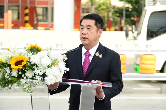 “สุริยะ” ปล่อยรถคันแรกใช้ “สะพานทศมราชัน” สะพานขึงข้ามแม่น้ำเจ้าพระยากว้างที่สุดในประเทศไทย ช่วยอำนวยความสะดวกในการเดินทางให้ประชาชน แก้ปัญหาการจราจรถนนพระราม 2 และทางด่วน คาดลดความแออัดเหลือ 75,325 คันต่อวัน