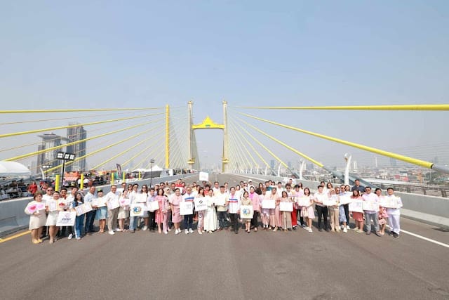 เริ่มแล้ววันนี้! มหกรรมแห่งความสุข “Luck Lock Love รักล้นสะพาน”ครั้งเดียวในชีวิต! คู่รักชื่นมื่นแห่จดทะเบียนสมรสลอยฟ้าคับคั่ง!พร้อมชวนสักการะพระบรมสารีริกธาตุ และบันทึกภาพประวัติศาสตร์ไปพร้อมกัน