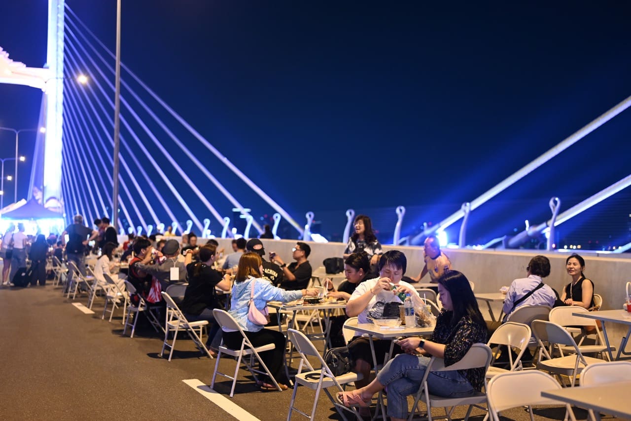 เริ่มแล้ว! มหกรรมสุขเต็มสิบ ฉลองเปิดสะพานทศมราชัน

พบกับ 5 ไฮไลท์ อิ่มฟิน ช้อปสนุก ชมวิวสวยครั้งสำคัญก่อนเปิดใช้งานจริง