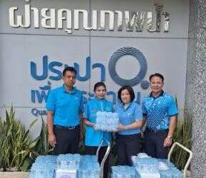 กปน. สนับสนุนน้ำดื่มบรรจุถ้วย ช่วยเหลือศูนย์พักพิงชั่วคราว เขตดินแดง