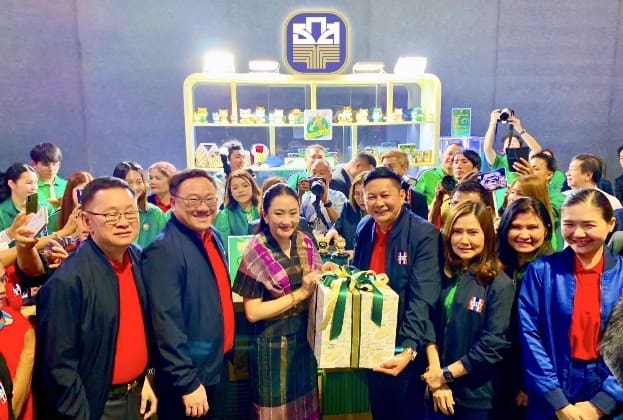 นายกรัฐมนตรี เยี่ยมชมบูธ ธ.ก.ส.ในงาน “ส่งตรงโอกาสถึงชุมชน โดยชุมชน เพื่อชุมชน”