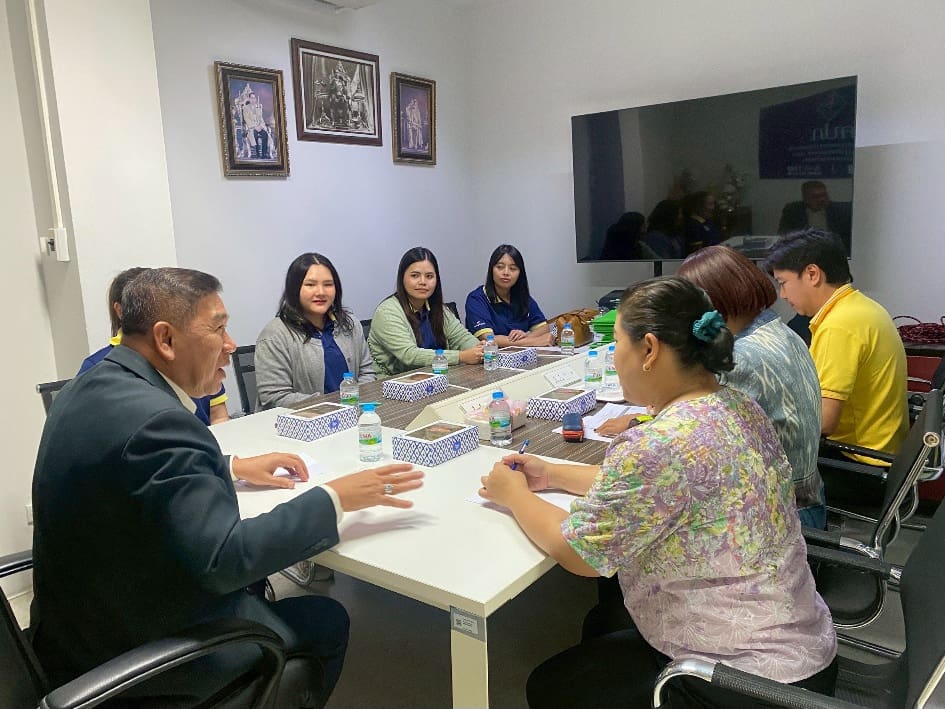 เมื่อวันจันทร์ที่ 7 กรกฎาคม 2568 นายชนะพล มหาวงษ์ ผู้จัดการกองทุนประกันวินาศภัยพร้อมทั้งบุคลากรกองทุนประกันวินาศภัย ได้ร่วมหารือกับสำนักงานคณะกรรมการกำกับและส่งเสริมการประกอบธุรกิจประกันภัย (คปภ.) จังหวัดพระนครศรีอยุธยา เพื่อจัดโครงการชี้แจงทำความเข้าใจ
ในกระบวนการชำระบัญชีและการชำระหนี้ของกองทุนประกันวินาศภัย แก่บุคลากรสำนักงาน คปภ. จังหวัดพระนครศรีอยุธยา ณ ห้องประชุมสำนักงาน คปภ. จังหวัดพระนครศรีอยุธยา โดยมีวัตถุประสงค์เพื่อเสริมสร้างความเข้าใจในบทบาท หน้าที่ และภารกิจของกองทุนประกันวินาศภัย ในการดำเนินงานของกองทุนประกันวินาศภัย ซึ่งเกี่ยวข้องโดยตรงกับการคุ้มครองสิทธิประโยชน์ของผู้เอาประกันภัยและเจ้าหนี้ ในกรณีที่บริษัทประกันวินาศภัยถูกเพิกถอนใบอนุญาตประกอบธุรกิจประกันวินาศภัย
ในโอกาสนี้ นายชนะพล มหาวงษ์ ได้บรรยายในหัวข้อ “บทบาท หน้าที่ และภารกิจ
ของกองทุนประกันวินาศภัย และภารกิจการเป็นผู้ชำระบัญชี” โดยได้เน้นย้ำถึงพันธกิจสำคัญของกองทุนประกันวินาศภัย ในการคุ้มครองสิทธิประโยชน์ของประชาชนผู้เอาประกันภัย ตลอดจนการดำเนินการชำระบัญชีและการชำระหนี้ในนามของบริษัทประกันวินาศภัยที่ถูกเพิกถอนใบอนุญาต โดยมีการอธิบายถึงขั้นตอน
ในกระบวนการชำระบัญชีอย่างละเอียด ตรวจสอบและพิจารณาหนี้ การจัดสรรทรัพย์สิน รวมถึงการดำเนินการ
คืนสิทธิให้กับผู้มีส่วนได้เสียอย่างเป็นธรรมและโปร่งใส
นอกจากนี้ ยังได้มีการแลกเปลี่ยนความคิดเห็นกับบุคลากรสำนักงาน คปภ. จังหวัดพระนครศรีอยุธยา ซึ่งได้นำเสนอข้อสงสัยและข้อกังวลในเชิงปฏิบัติ อาทิ ความชัดเจนของขั้นตอนในการเรียกร้องสิทธิของผู้เอาประกันภัย ตลอดจนความเข้าใจในบทบาทหน้าที่ร่วมกัน เพื่อให้ความช่วยเหลือแก่ประชาชนในพื้นที่ด้วยความรวดเร็ว ถูกต้อง และทั่วถึง การจัดโครงการในครั้งนี้ ถือเป็นอีกหนึ่งความร่วมมือ
ที่สำคัญระหว่างกองทุนประกันวินาศภัย และสำนักงาน คปภ. จังหวัดพระนครศรีอยุธยา ในการเสริมสร้างความเข้มแข็งของระบบประกันภัย โดยการยกระดับความรู้ ความเข้าใจ และทักษะด้านการชำระบัญชีให้แก่บุคลากรในพื้นที่ซึ่งมีบทบาทสำคัญในการถ่ายทอดข้อมูลที่ถูกต้องสู่ประชาชนผู้เอาประกันภัยในระดับชุมชน อีกทั้งยังช่วยสร้างความมั่นใจและเสริมสร้างเสถียรภาพของระบบประกันภัยให้สามารถรองรับสถานการณ์
ในอนาคตได้อย่างมีประสิทธิภาพ