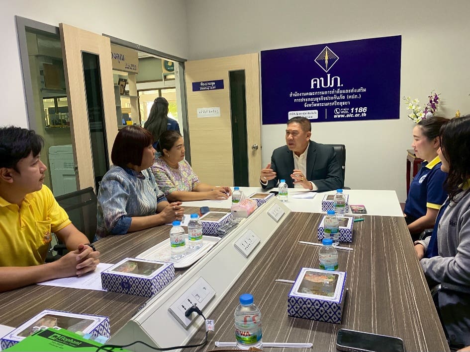 เมื่อวันจันทร์ที่ 7 กรกฎาคม 2568 นายชนะพล มหาวงษ์ ผู้จัดการกองทุนประกันวินาศภัยพร้อมทั้งบุคลากรกองทุนประกันวินาศภัย ได้ร่วมหารือกับสำนักงานคณะกรรมการกำกับและส่งเสริมการประกอบธุรกิจประกันภัย (คปภ.) จังหวัดพระนครศรีอยุธยา เพื่อจัดโครงการชี้แจงทำความเข้าใจ
ในกระบวนการชำระบัญชีและการชำระหนี้ของกองทุนประกันวินาศภัย แก่บุคลากรสำนักงาน คปภ. จังหวัดพระนครศรีอยุธยา ณ ห้องประชุมสำนักงาน คปภ. จังหวัดพระนครศรีอยุธยา โดยมีวัตถุประสงค์เพื่อเสริมสร้างความเข้าใจในบทบาท หน้าที่ และภารกิจของกองทุนประกันวินาศภัย ในการดำเนินงานของกองทุนประกันวินาศภัย ซึ่งเกี่ยวข้องโดยตรงกับการคุ้มครองสิทธิประโยชน์ของผู้เอาประกันภัยและเจ้าหนี้ ในกรณีที่บริษัทประกันวินาศภัยถูกเพิกถอนใบอนุญาตประกอบธุรกิจประกันวินาศภัย
ในโอกาสนี้ นายชนะพล มหาวงษ์ ได้บรรยายในหัวข้อ “บทบาท หน้าที่ และภารกิจ
ของกองทุนประกันวินาศภัย และภารกิจการเป็นผู้ชำระบัญชี” โดยได้เน้นย้ำถึงพันธกิจสำคัญของกองทุนประกันวินาศภัย ในการคุ้มครองสิทธิประโยชน์ของประชาชนผู้เอาประกันภัย ตลอดจนการดำเนินการชำระบัญชีและการชำระหนี้ในนามของบริษัทประกันวินาศภัยที่ถูกเพิกถอนใบอนุญาต โดยมีการอธิบายถึงขั้นตอน
ในกระบวนการชำระบัญชีอย่างละเอียด ตรวจสอบและพิจารณาหนี้ การจัดสรรทรัพย์สิน รวมถึงการดำเนินการ
คืนสิทธิให้กับผู้มีส่วนได้เสียอย่างเป็นธรรมและโปร่งใส
นอกจากนี้ ยังได้มีการแลกเปลี่ยนความคิดเห็นกับบุคลากรสำนักงาน คปภ. จังหวัดพระนครศรีอยุธยา ซึ่งได้นำเสนอข้อสงสัยและข้อกังวลในเชิงปฏิบัติ อาทิ ความชัดเจนของขั้นตอนในการเรียกร้องสิทธิของผู้เอาประกันภัย ตลอดจนความเข้าใจในบทบาทหน้าที่ร่วมกัน เพื่อให้ความช่วยเหลือแก่ประชาชนในพื้นที่ด้วยความรวดเร็ว ถูกต้อง และทั่วถึง การจัดโครงการในครั้งนี้ ถือเป็นอีกหนึ่งความร่วมมือ
ที่สำคัญระหว่างกองทุนประกันวินาศภัย และสำนักงาน คปภ. จังหวัดพระนครศรีอยุธยา ในการเสริมสร้างความเข้มแข็งของระบบประกันภัย โดยการยกระดับความรู้ ความเข้าใจ และทักษะด้านการชำระบัญชีให้แก่บุคลากรในพื้นที่ซึ่งมีบทบาทสำคัญในการถ่ายทอดข้อมูลที่ถูกต้องสู่ประชาชนผู้เอาประกันภัยในระดับชุมชน อีกทั้งยังช่วยสร้างความมั่นใจและเสริมสร้างเสถียรภาพของระบบประกันภัยให้สามารถรองรับสถานการณ์
ในอนาคตได้อย่างมีประสิทธิภาพ