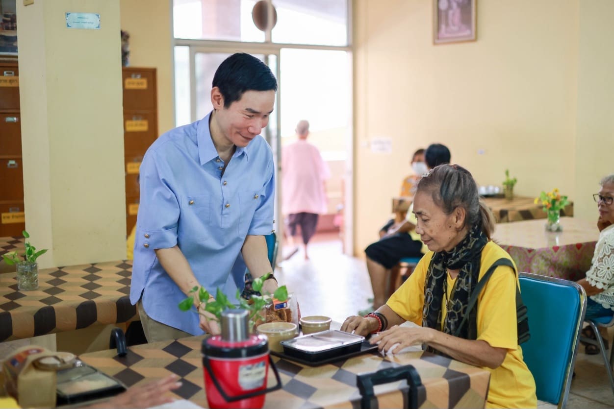 กรุงเทพประกันภัยจับมือโรงพยาบาลบำรุงราษฎร์ร่วมจัดกิจกรรม BKI อาสาพัฒนาบ้านพักคนชราพร้อมกับอาสาบำรุงราษฎร์ออกหน่วยแพทย์เคลื่อนที่ตรวจสุขภาพผู้สูงอายุบ้านบางแค