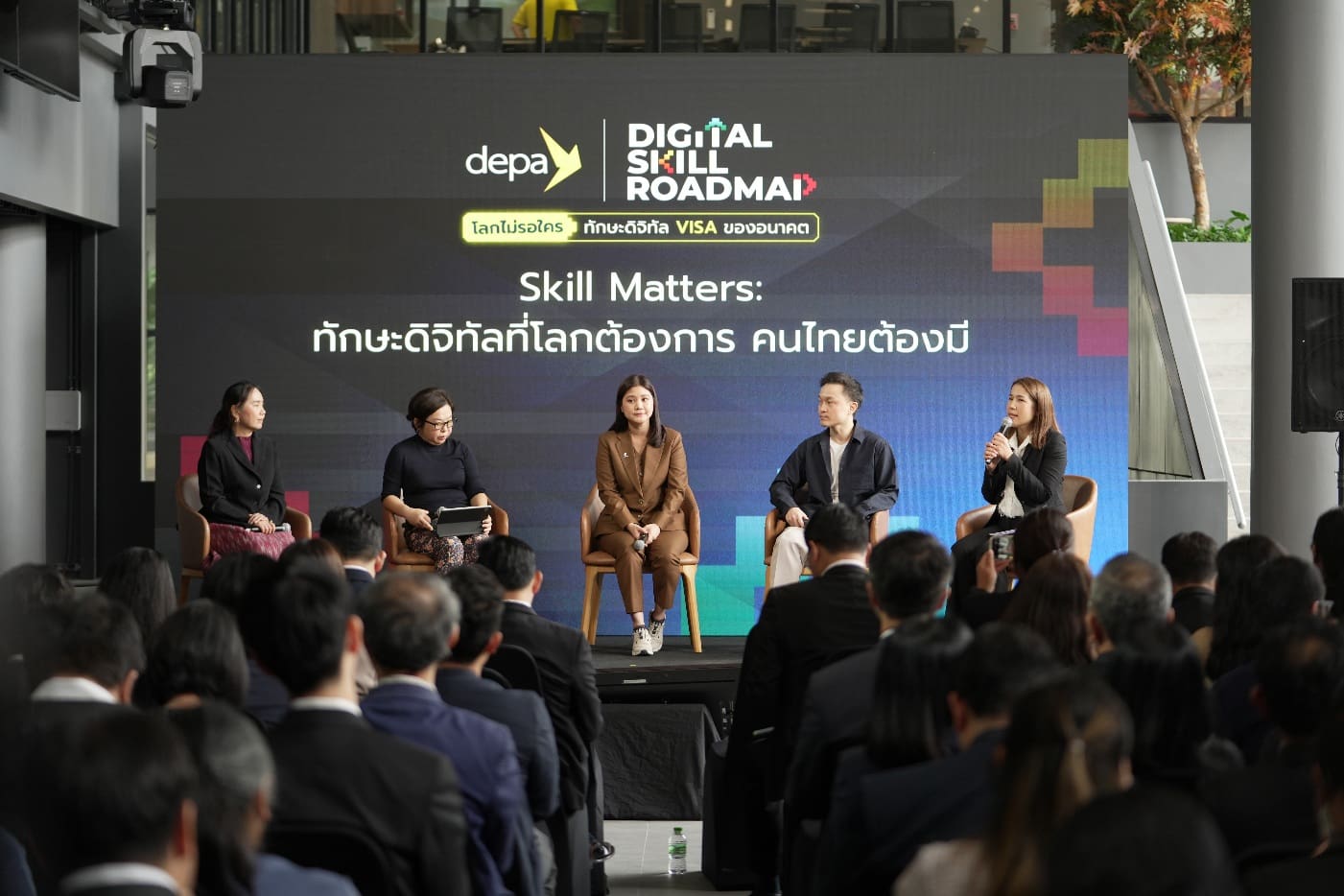 ดีป้า พลิกโฉมการพัฒนากำลังคนประเทศไทย
ชู Digital Skill Roadmap สร้างกำลังคนดิจิทัลเพิ่ม 1 ล้านคนต่อปี
พร้อมดึง Global Tech ร่วมพัฒนาหลักสูตร ตอบโจทย์ความต้องการอุตสาหกรรม