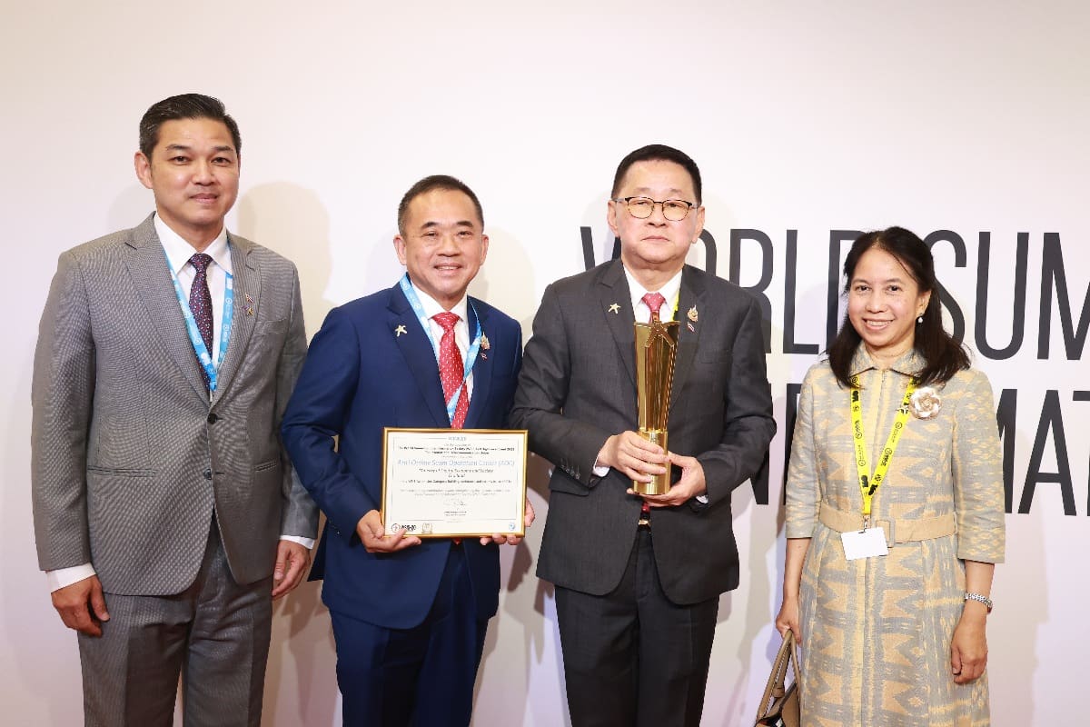 เมื่อวันที่ 7 กรกฎาคม 2568 นายประเสริฐ จันทรรวงทอง รองนายกรัฐมนตรี และรัฐมนตรีว่าการกระทรวงดิจิทัลเพื่อเศรษฐกิจและสังคม (ดีอี) รับรางวัลชนะเลิศ The Winners และศาสตราจารย์พิเศษวิศิษฏ์ วิศิษฏ์สรอรรถ ปลัดกระทรวงดีอี รับรางวัลระดับ Champions จากโครงการจัดตั้งศูนย์ปฏิบัติการต่อต้านอาชญากรรมออนไลน์ (Anti Online Scam Operation Center : AOC) ซึ่งสหภาพโทรคมนาคมระหว่างประเทศ (ITU) ได้จัดพิธีมอบรางวัล WSIS Prizes 2025 ในระหว่างการประชุม World Summit on the Information Society (WSIS) +20 High Level Event 2025 โดยมีดร.เอกพงษ์ หริ่มเจริญ ผู้ตรวจราชการกระทรวงดีอี ในฐานะผู้อำนวยการศูนย์ AOC และนางสาวยุพาภรณ์ ศิริกิจพาณิชย์กูล ผู้ช่วยปลัดกระทรวงดีอี เข้าร่วม ณ สำนักงานใหญ่ ITU กรุงเจนีวา สมาพันธรัฐสวิส

นายประเสริฐ กล่าวว่า “โครงการศูนย์ปฏิบัติการต่อต้านอาชญากรรมออนไลน์ (Anti Online Scam Operation Center: AOC)” ภายใต้การดำเนินงานของกระทรวงดีอี ได้รับรางวัลชนะเลิศ “Winners” ประเภท การสร้างความเชื่อมั่นและความปลอดภัยในการใช้เทคโนโลยีสารสนเทศและการสื่อสาร (Category 5 Building confidence and security in the use of ICTs) จาก ITU ซึ่งเป็น 1 ใน 19 โครงการที่ได้รับรางวัล Winners ที่มอบให้กับโครงการซึ่งมีบทบาทโดดเด่นในการส่งเสริมการใช้เทคโนโลยีสารสนเทศและการสื่อสาร (ICT) เพื่อการพัฒนาอย่างยั่งยืน โดยในปีนี้มีโครงการที่ส่งเข้าร่วมการประกวด 973 โครงการจากหน่วยงานต่างๆ ทั่วโลก 

สำหรับ “ศูนย์ปฏิบัติการต่อต้านอาชญากรรมออนไลน์ (Anti Online Scam Operation Center: AOC)” เป็นกลไกหลักของประเทศไทยในการรับแจ้งเหตุ ป้องกัน และจัดการกับภัยหลอกลวงออนไลน์ โดยเริ่มก่อตั้งขึ้นเมื่อวันที่ 1 พฤศจิกายน 2566 มี เป้าหมายหลัก 4 ประการ ได้แก่
1. อายัดบัญชีคนร้ายทันที เพื่อปกป้องความเสียหายของผู้เสียหายอย่างเร่งด่วน
2. ติดตามความคืบหน้าทุกขั้นตอน เพื่อให้ผู้เสียหายได้รับความเป็นธรรมและสามารถตรวจสอบสถานะได้ตลอด
3. เร่งรัดกระบวนการคืนเงิน เพื่อให้สามารถนำเงินคืนผู้เสียหายได้อย่างมีประสิทธิภาพ
4. เพิ่มประสิทธิภาพการจับกุมและขยายผล เพื่อให้สามารถดำเนินคดีกับเครือข่ายอาชญากรไซเบอร์อย่างครอบคลุม

จากรายงานของศูนย์ AOC ระบุว่า นับตั้งแต่ก่อตั้งศูนย์ฯ มีการจัดการคดีแล้วกว่า 1.18 ล้านคดี สามารถป้องกันความสูญเสียทางเศรษฐกิจได้มากกว่า 20,000 ล้านบาท และส่งผลให้มูลค่าความเสียหายจากอาชญากรรมออนไลน์ลดลงถึง 42%

ทั้งนี้ โครงการศูนย์ AOC มีความสอดคล้องกับบทบาทด้านการสร้างความเชื่อมั่นและความปลอดภัยในการใช้เทคโนโลยีสารสนเทศและการสื่อสารของ ITU ซึ่งเป็นการสนับสนุนเป้าหมายการพัฒนาที่ยั่งยืน (SDGs) ในด้านการเข้าถึงและการใช้เทคโนโลยีดิจิทัลอย่างเท่าเทียมและทั่วถึง ของสหประชาชาติ

นอกจากนี้ศูนย์ AOC ยังเป็นหนึ่งในโครงการที่สนับสนุนวัตถุประสงค์ของ Global Digital Compact (GDC) โดยการริเริ่มใช้ระบบ AI และการวิเคราะห์ข้อมูลเชิงลึกเพื่อเพิ่มประสิทธิภาพในการตรวจจับและยับยั้งภัยคุกคามออนไลน์ 

“การได้รับรางวัลชนะเลิศ “WSIS Prizes 2025” ครั้งนี้นับเป็นก้าวสำคัญของประเทศไทยบนเวทีนานาชาติ แสดงถึงศักยภาพของประเทศในการประยุกต์ใช้เทคโนโลยีดิจิทัลอย่างมีประสิทธิภาพและปลอดภัย เพื่อความมั่นคงของเศรษฐกิจและสังคมในยุคดิจิทัล รางวัลนี้เป็นกำลังใจสำคัญสำหรับเจ้าหน้าที่ทุกคนที่ปฏิบัติงานตลอด 24 ชั่วโมง เพื่อปกป้องประชาชนจากภัยคุกคามออนไลน์ เราจะเดินหน้าพัฒนาเทคโนโลยีและความร่วมมือระดับชาติและภูมิภาคอย่างต่อเนื่อง โดยมีเป้าหมายเพื่อการพัฒนาด้านดิจิทัลอย่างยั่งยืน” รองนายกฯ ประเสริฐ กล่าว