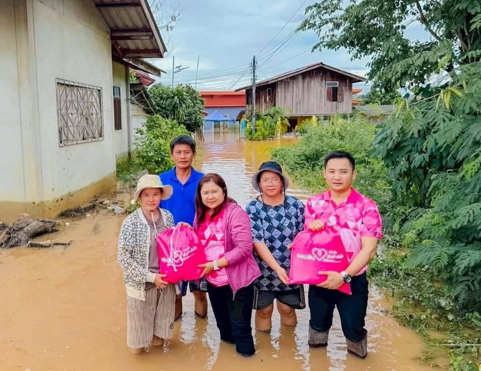 ออมสิน เร่งให้ความช่วยเหลือมอบเงินสนับสนุนบรรเทาความเดือดร้อนเฉพาะหน้า
กรณีสถานการณ์สู้รบชายแดนไทย-กัมพูชา และอุทกภัยภาคเหนือตอนบน
พร้อมออกมาตรการพักชำระหนี้ลดภาระ และให้สินเชื่อเพื่อผู้ประสบภัยที่ได้รับผลกระทบ