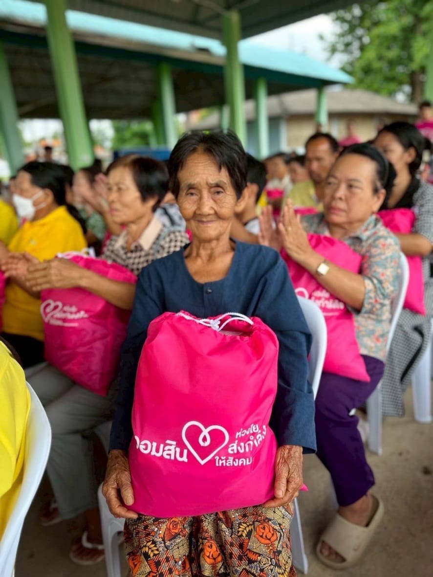 ออมสิน เร่งให้ความช่วยเหลือมอบเงินสนับสนุนบรรเทาความเดือดร้อนเฉพาะหน้า
กรณีสถานการณ์สู้รบชายแดนไทย-กัมพูชา และอุทกภัยภาคเหนือตอนบน
พร้อมออกมาตรการพักชำระหนี้ลดภาระ และให้สินเชื่อเพื่อผู้ประสบภัยที่ได้รับผลกระทบ