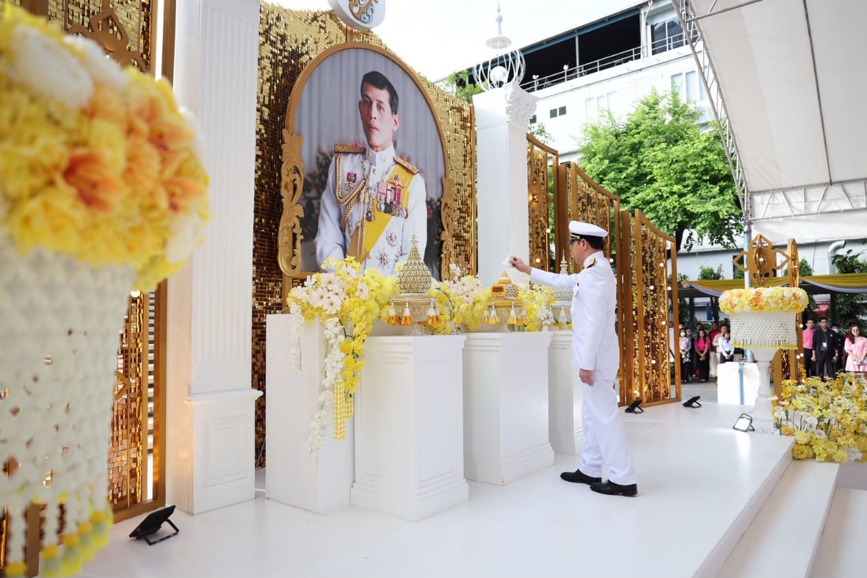 ออมสิน ถวายพระพรชัยมงคล เนื่องในโอกาสวันเฉลิมพระชนมพรรษาพระบาทสมเด็จพระเจ้าอยู่หัว

