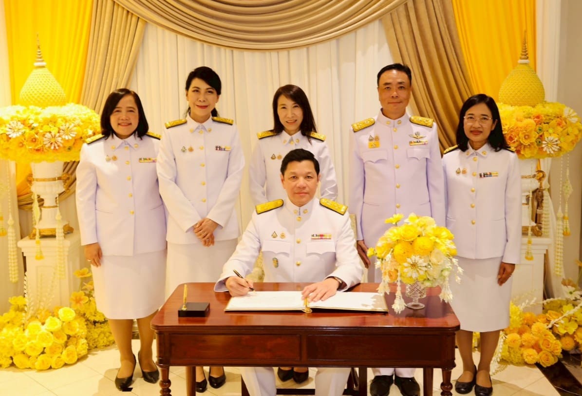 ออมสิน ถวายพระพรชัยมงคล เนื่องในโอกาสวันเฉลิมพระชนมพรรษาพระบาทสมเด็จพระเจ้าอยู่หัว

