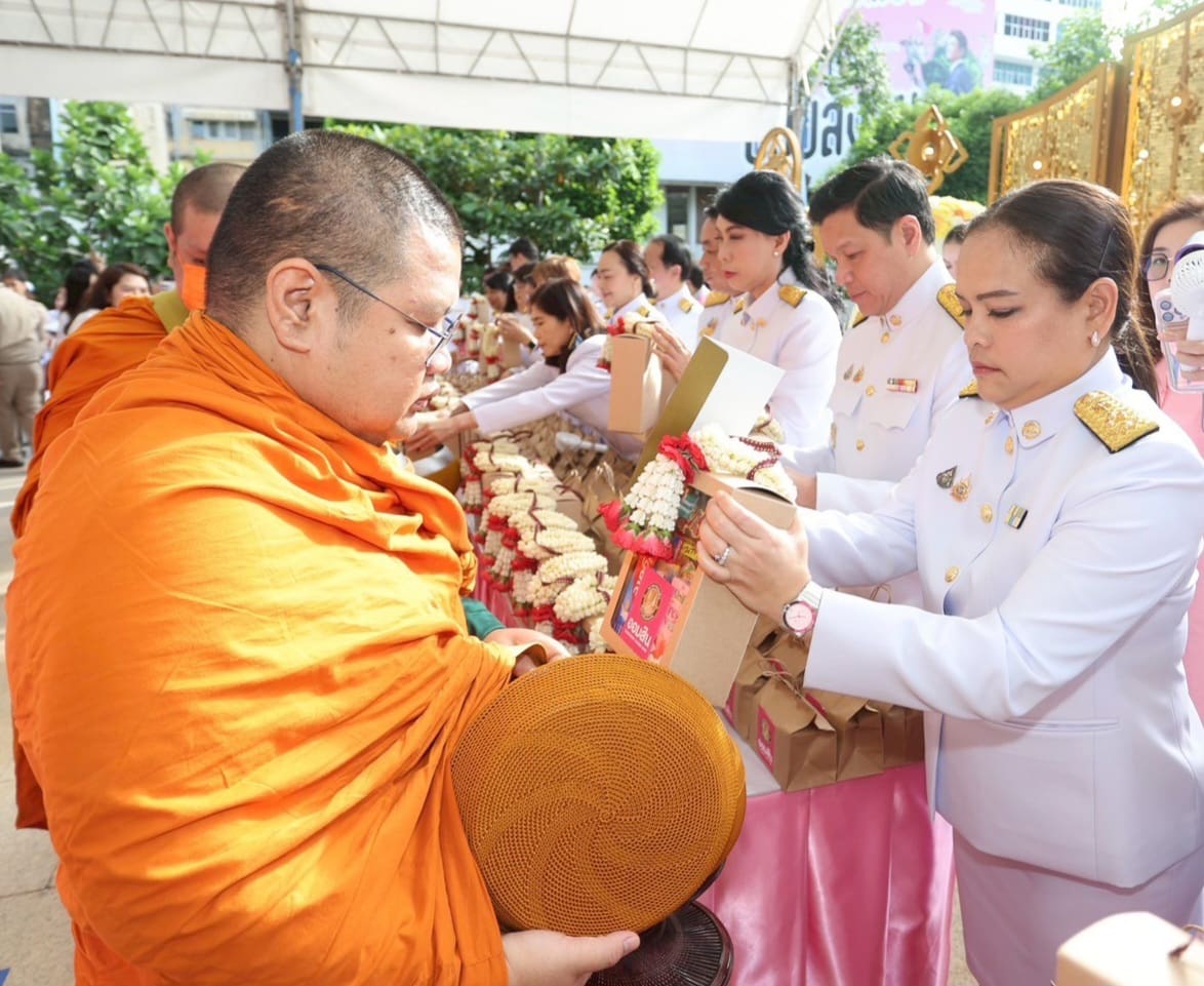 ออมสิน ถวายพระพรชัยมงคล เนื่องในโอกาสวันเฉลิมพระชนมพรรษาพระบาทสมเด็จพระเจ้าอยู่หัว

