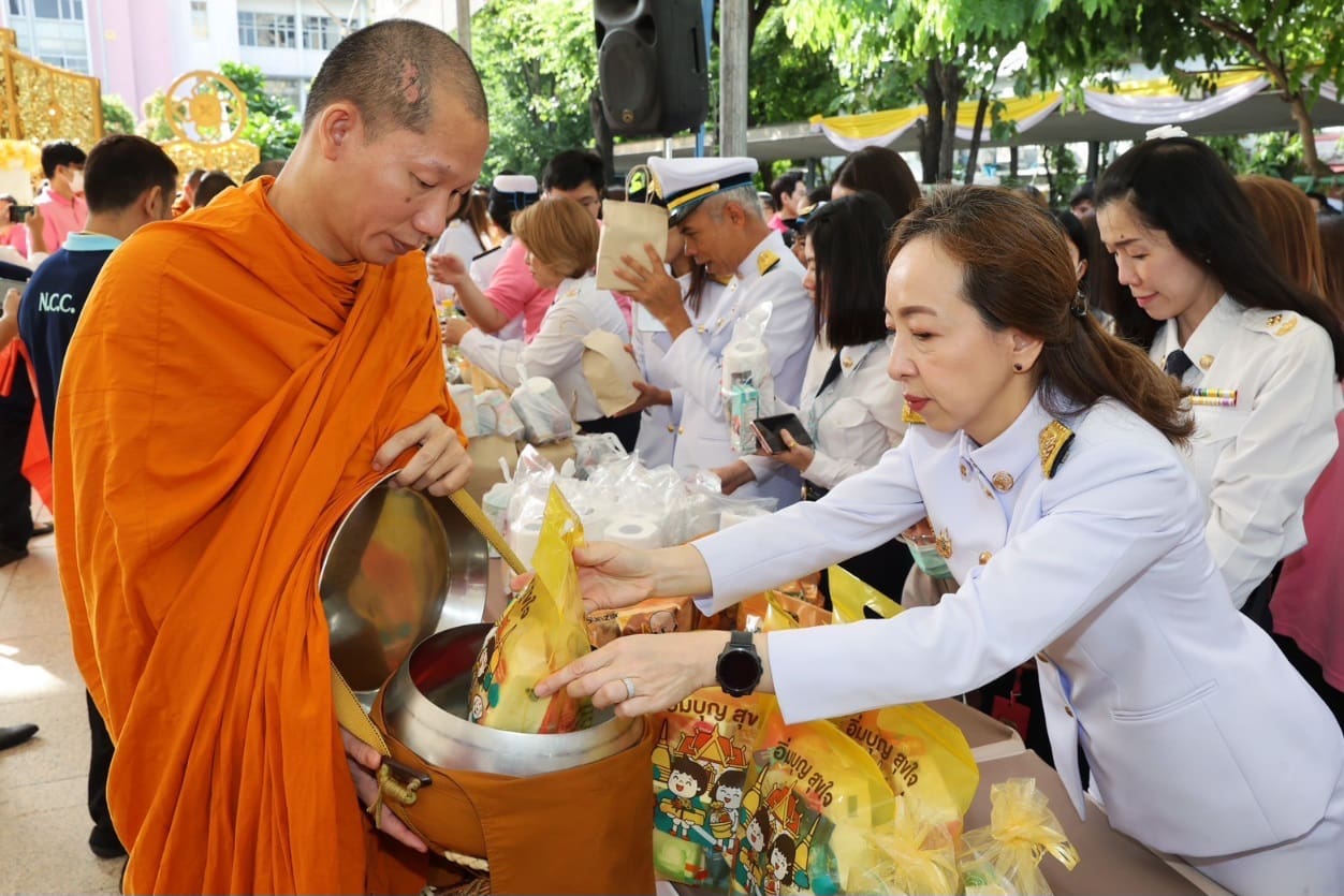ออมสิน ถวายพระพรชัยมงคล เนื่องในโอกาสวันเฉลิมพระชนมพรรษาพระบาทสมเด็จพระเจ้าอยู่หัว


