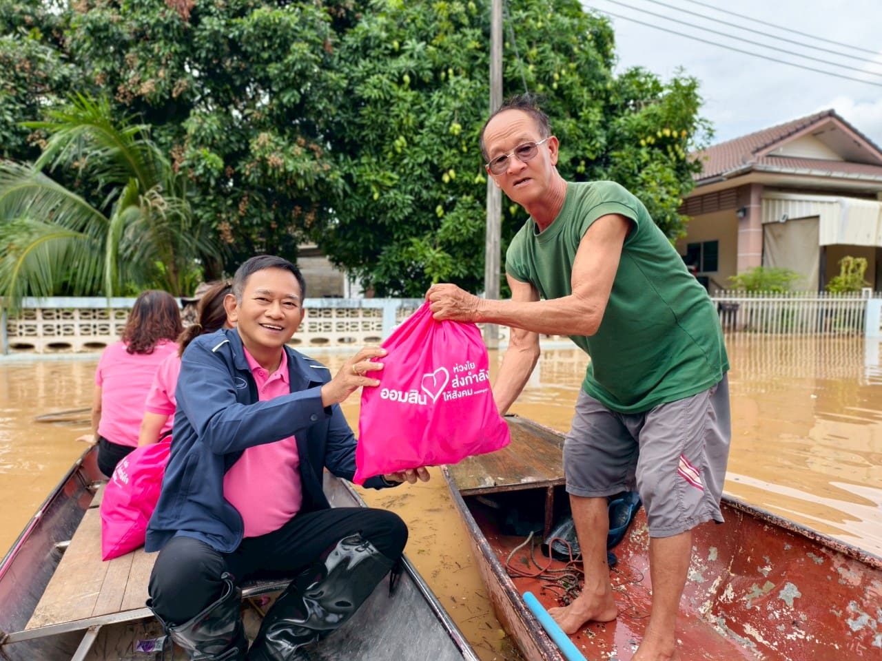 ออมสิน มอบเงิน 7.5 แสนบาท ช่วยผู้ประสบภัยน้ำท่วม 5 จังหวัดภาคเหนือ

ออมสิน มอบเงิน 7.5 แสนบาท ช่วยผู้ประสบภัยน้ำท่วม 5 จังหวัดภาคเหนือ

