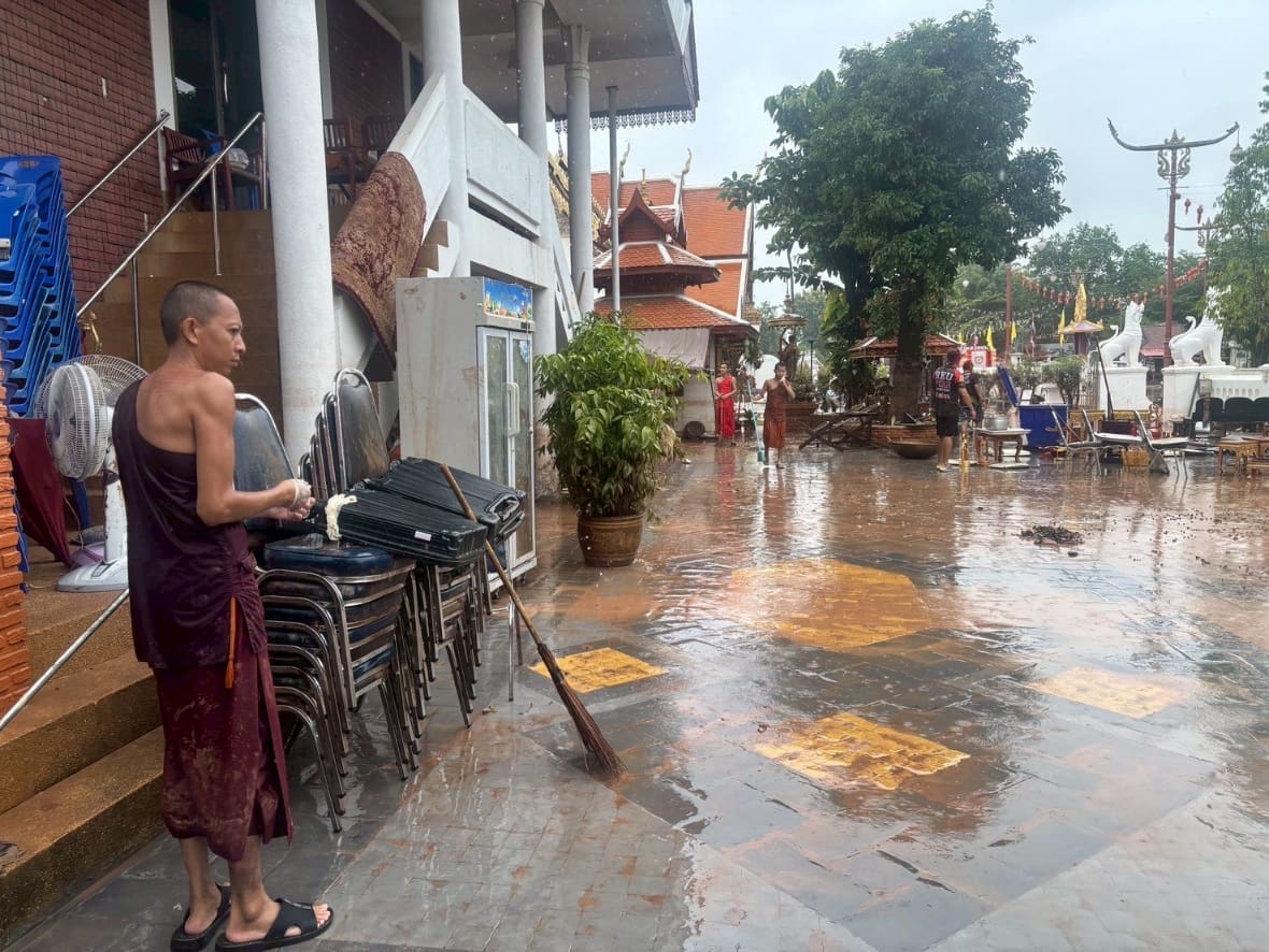 ออมสิน ช่วยไม่พัก! ส่งทีมจิตอาสาฟื้นฟูน้ำท่วมวัด - รพ. ใน จ.น่าน

