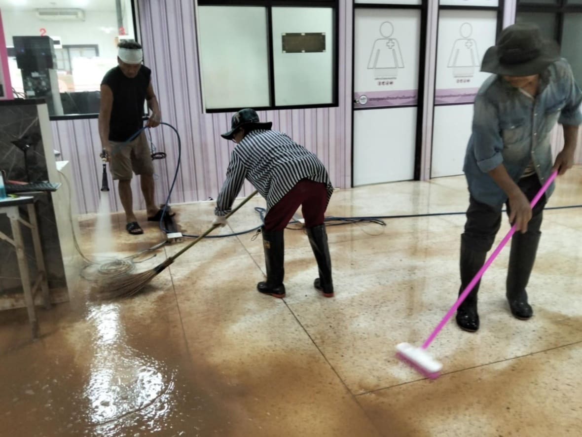 ออมสิน ช่วยไม่พัก! ส่งทีมจิตอาสาฟื้นฟูน้ำท่วมวัด - รพ. ใน จ.น่าน

