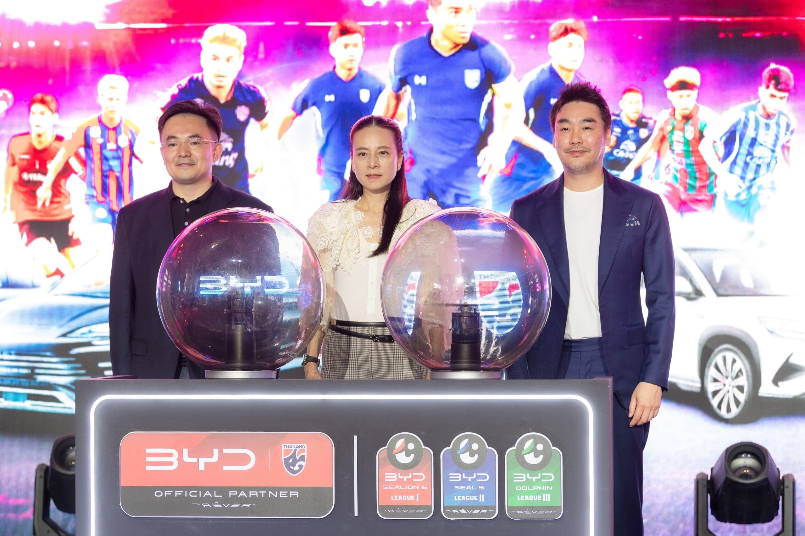 BYD ประกาศสนับสนุนฟุตบอลทีมชาติไทย และไทยลีกอย่างเป็นทางการ
ภายใต้แนวคิด “BYD ชาร์จพลังบอลไทย”
ขับเคลื่อนวงการลูกหนังด้วยพลังงานแห่งอนาคต