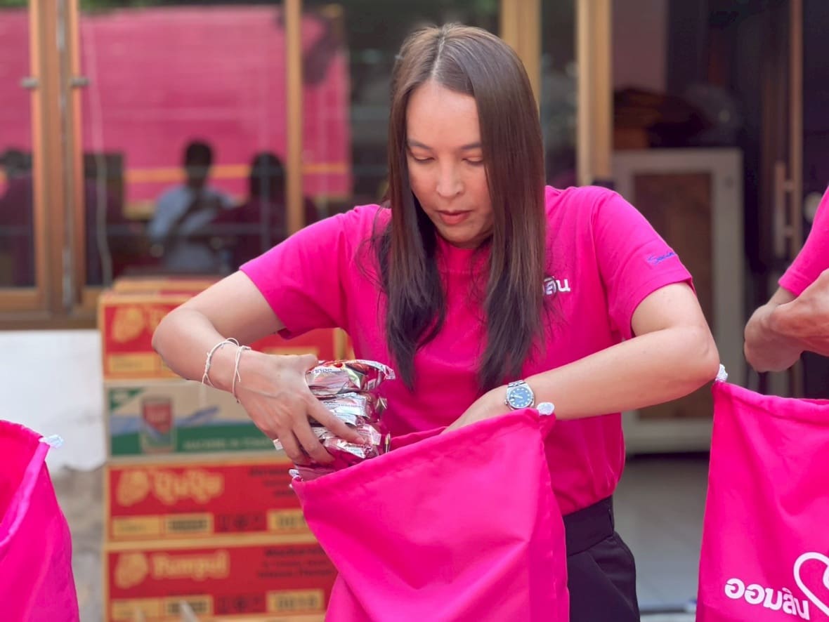 ออมสิน X สมาคมผู้สื่อข่าวเศรษฐกิจ ร่วมแรงร่วมใจ บรรจุถุงห่วงใยให้ผู้ประสบภัย