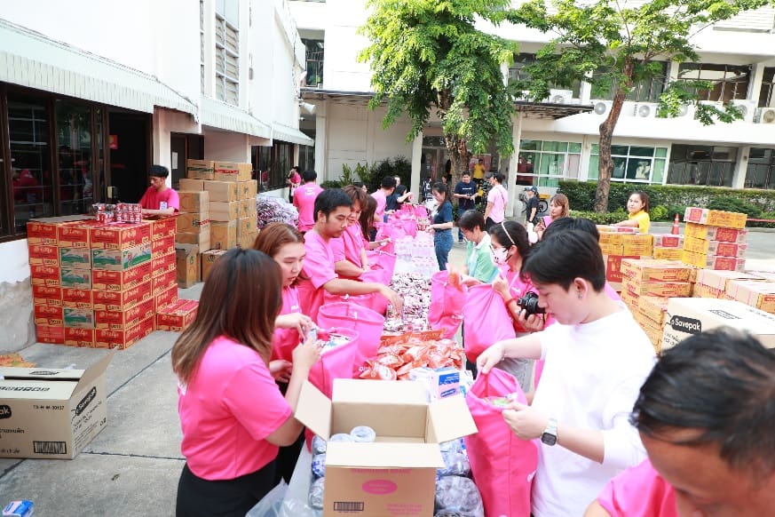 ออมสิน X สมาคมผู้สื่อข่าวเศรษฐกิจ ร่วมแรงร่วมใจ บรรจุถุงห่วงใยให้ผู้ประสบภัย