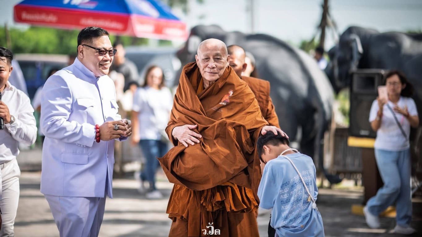 หลวงตาม้า วัดถ้ำเมืองนะ"เมตตา มาพร้อมคณะสงฆ์ และ คลื่นมหาชนร่วมพลังแห่งความศรัทธา มากล้น เต็มลานพิธีบวงสรวงเททอง หล่อ"องค์ท้าวเวสสุวรรณ" สูง 2.59 เมตร(วาระองค์แรก) บังเกิดอาทิตย์ทรงกลด . 

