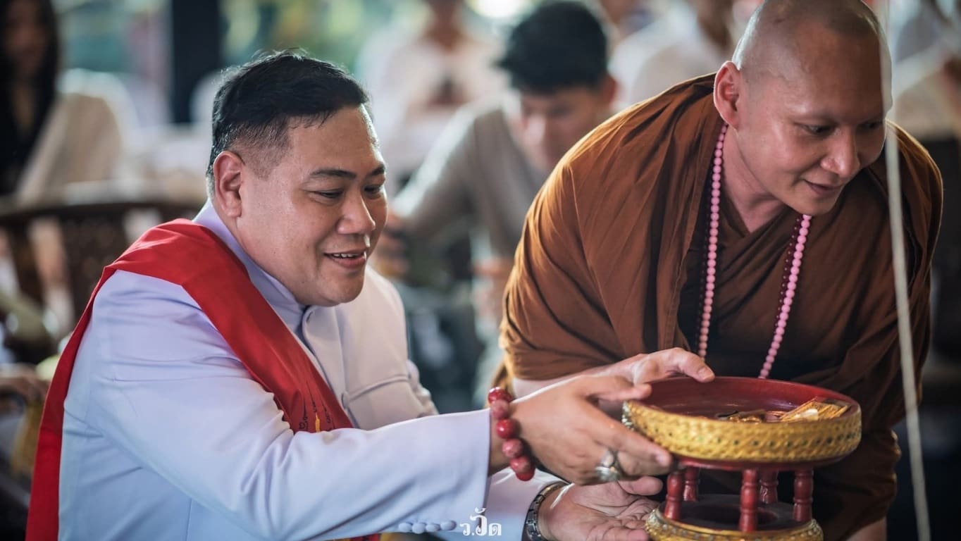 หลวงตาม้า วัดถ้ำเมืองนะ"เมตตา มาพร้อมคณะสงฆ์ และ คลื่นมหาชนร่วมพลังแห่งความศรัทธา มากล้น เต็มลานพิธีบวงสรวงเททอง หล่อ"องค์ท้าวเวสสุวรรณ" สูง 2.59 เมตร(วาระองค์แรก) บังเกิดอาทิตย์ทรงกลด 

