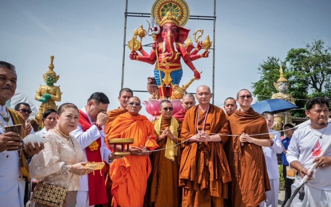 หลวงตาม้า วัดถ้ำเมืองนะ”เมตตา มาพร้อมคณะสงฆ์ และ คลื่นมหาชนร่วมพลังแห่งความศรัทธา มากล้น เต็มลานพิธีบวงสรวงเททอง หล่อ”องค์ท้าวเวสสุวรรณ” สูง 2.59 เมตร(วาระองค์แรก) บังเกิดอาทิตย์ทรงกลด