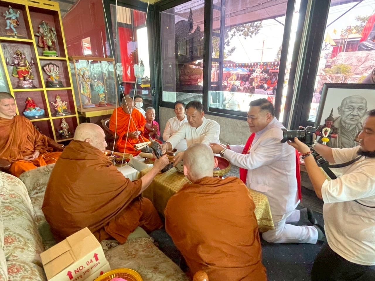 หลวงตาม้า วัดถ้ำเมืองนะ"เมตตา มาพร้อมคณะสงฆ์ และ คลื่นมหาชนร่วมพลังแห่งความศรัทธา มากล้น เต็มลานพิธีบวงสรวงเททอง หล่อ"องค์ท้าวเวสสุวรรณ" สูง 2.59 เมตร(วาระองค์แรก) บังเกิดอาทิตย์ทรงกลด 

