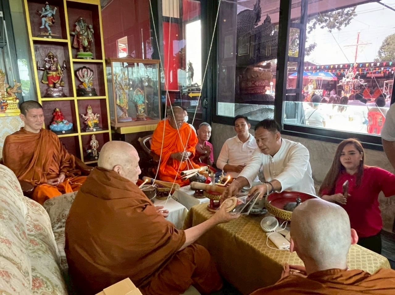 หลวงตาม้า วัดถ้ำเมืองนะ"เมตตา มาพร้อมคณะสงฆ์ และ คลื่นมหาชนร่วมพลังแห่งความศรัทธา มากล้น เต็มลานพิธีบวงสรวงเททอง หล่อ"องค์ท้าวเวสสุวรรณ" สูง 2.59 เมตร(วาระองค์แรก) บังเกิดอาทิตย์ทรงกลด 

