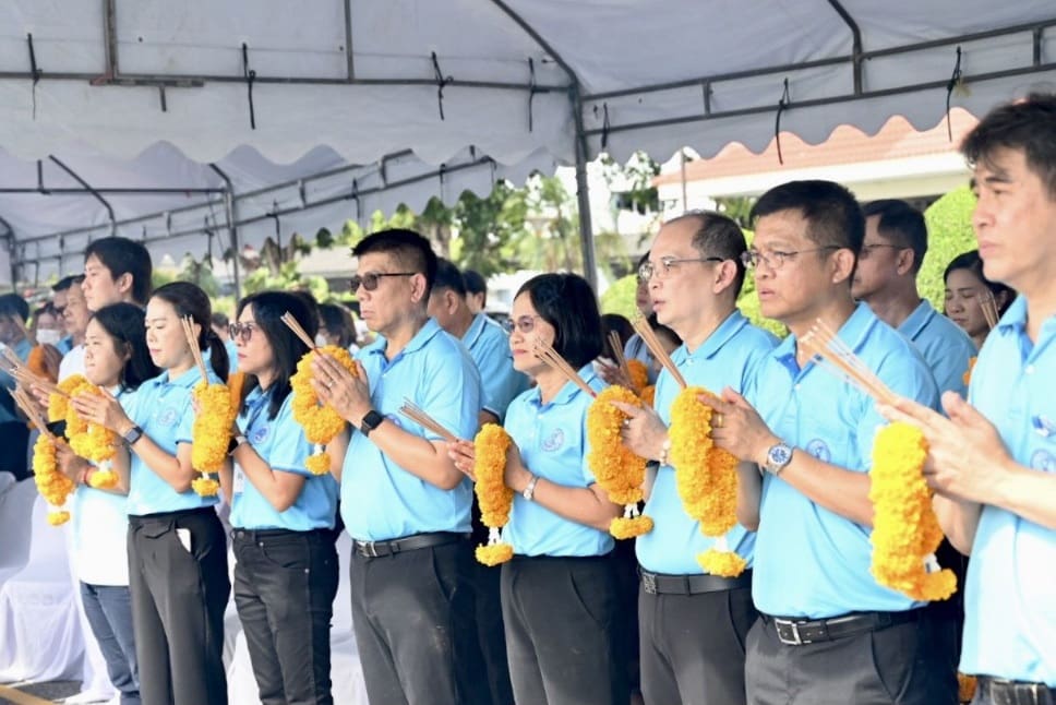 เมื่อวันที่ 8 สิงหาคม พ.ศ. 2568 ณ อาคารอำนวยการ โรงงานผลิตน้ำมหาสวัสดิ์ การประปานครหลวง (กปน.) นายรักษ์ศักดิ์ สุริยหาร รองผู้ว่าการ (ผลิตน้ำ) กปน. เป็นประธานในพิธีบวงสรวงพระแม่ธรณี เนื่องในโอกาสวันคล้ายวันสถาปนา กปน. ครบรอบ 58 ปี 16 สิงหาคม 2568 โดยมี นางสาวสุวรา ทวิชศรี ผู้ว่าการ กปน. ให้เกียรติร่วมพิธี พร้อมด้วย คณะผู้บริหาร พนักงาน และผู้ปฏิบัติงาน กปน. ร่วมพิธีบวงสรวงพระแม่ธรณี และพิธีสงฆ์ พร้อมถวายสังฆทาน ภัตตาหารปิ่นโต และประเคนจตุปัจจัยไทยธรรม แด่พระสงฆ์ 9 รูป เพื่อเป็นสิริมงคลแก่ กปน.
ทั้งนี้ ผู้ว่าการ ได้ตรวจเยี่ยมการดำเนินงาน และพร้อมรับฟังปัญหาและอุปสรรคในการดำเนินงานของหน่วยงานในบริเวณพื้นที่โรงงานผลิตน้ำมหาสวัสดิ์อีกด้วย