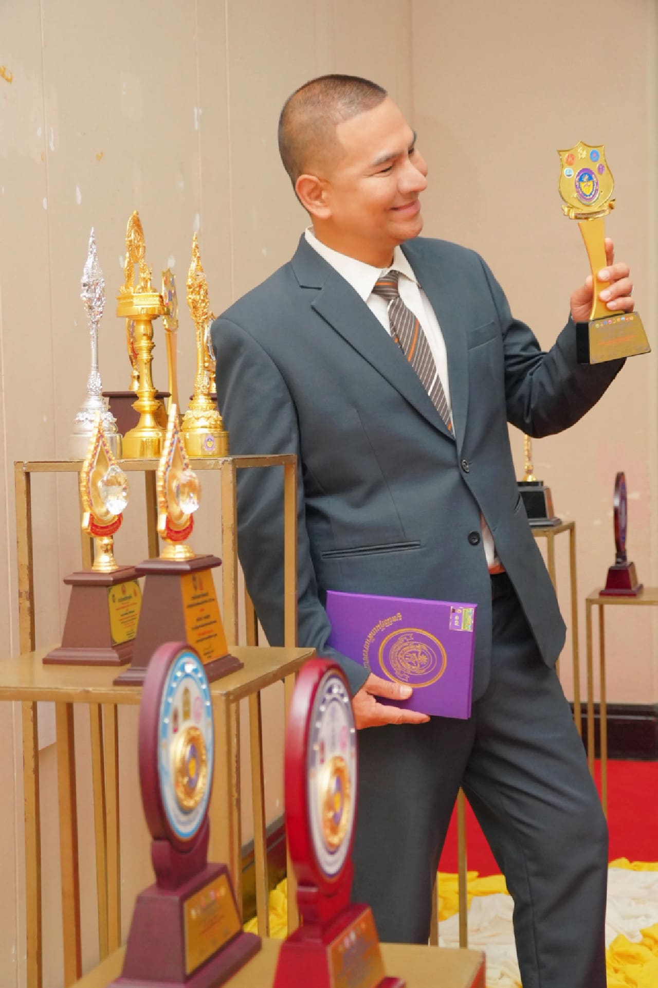 วศิน วรรณพฤกษ์ รับรางวัล "ผู้ส่งเสริมและสนับสนุน ทำคุณประโยชน์ต่อประเทศชาติ"
