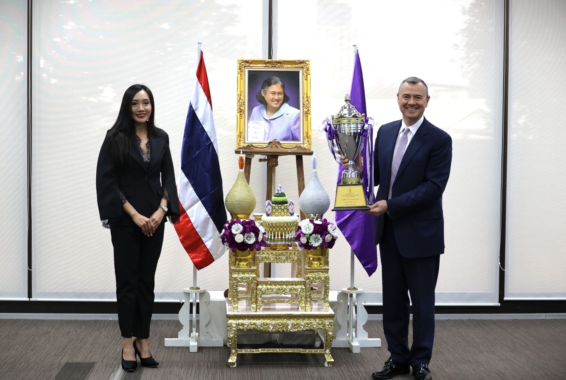 เอไอเอ มอบเงินบริจาคให้แก่สภากาชาดไทย จำนวนกว่า 3.1 ล้านบาท
จากการจัดกิจกรรม AIA One Billion Trail 2024 พร้อมจัดพิธีมอบรางวัลถ้วยพระราชทานสมเด็จพระกนิษฐาธิราชเจ้า
กรมสมเด็จพระเทพรัตนราชสุดาฯ สยามบรมราชกุมารี ให้แก่ทีมชนะเลิศ ที่มีส่วนร่วมสร้างสรรค์สังคมมากที่สุด