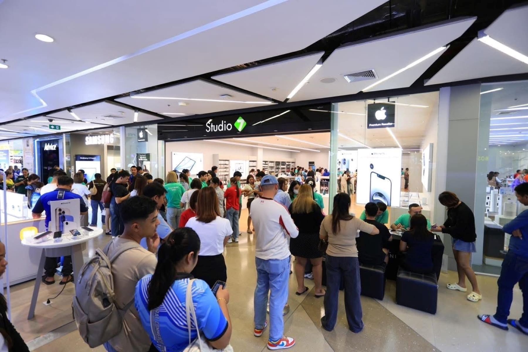 ยอดจองแรงทั่วไทย! iPhone 17 Series คุ้มสุด 3 ต่อ กระหึ่มทุกสาขาเซ็นทรัล กับ Electronics Pro Day 2025 วันนี้ – 9 พ.ย. 68