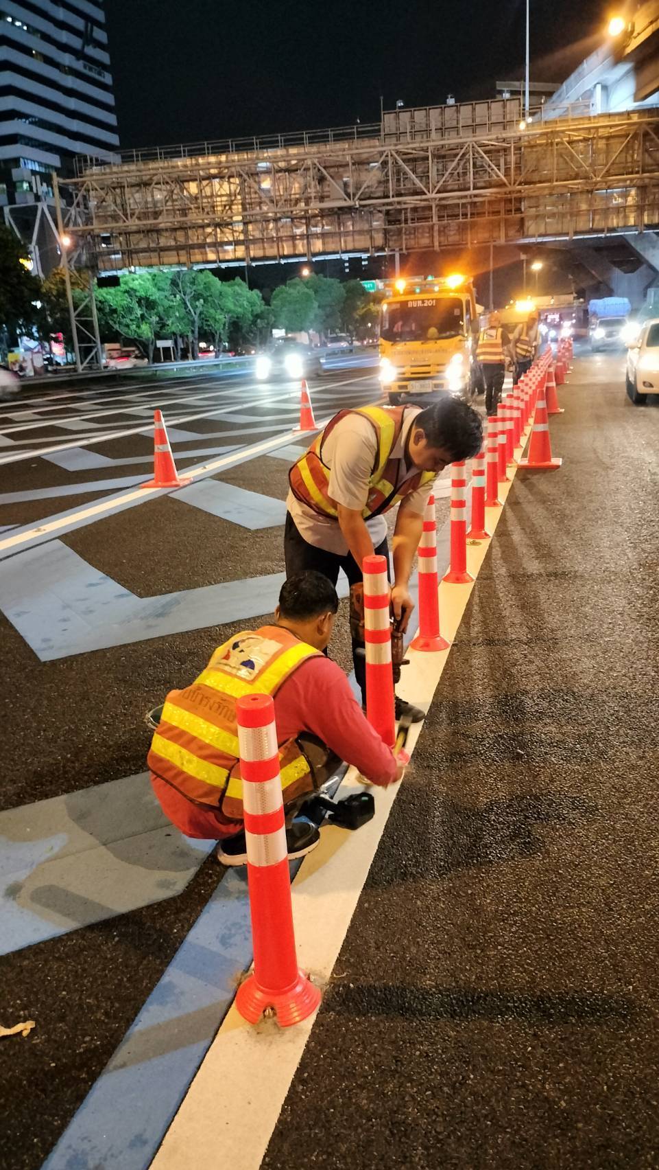            กทพ. ติดตั้งเสาล้มลุกบริเวณหน้าด่านฯ ดินแดง ทางพิเศษเฉลิมมหานคร เพื่อแก้ปัญหารถในช่องจ่ายเงินสดมาเบียดแทรกรถผู้ใช้บริการที่จะเข้าช่อง Easy Pass
