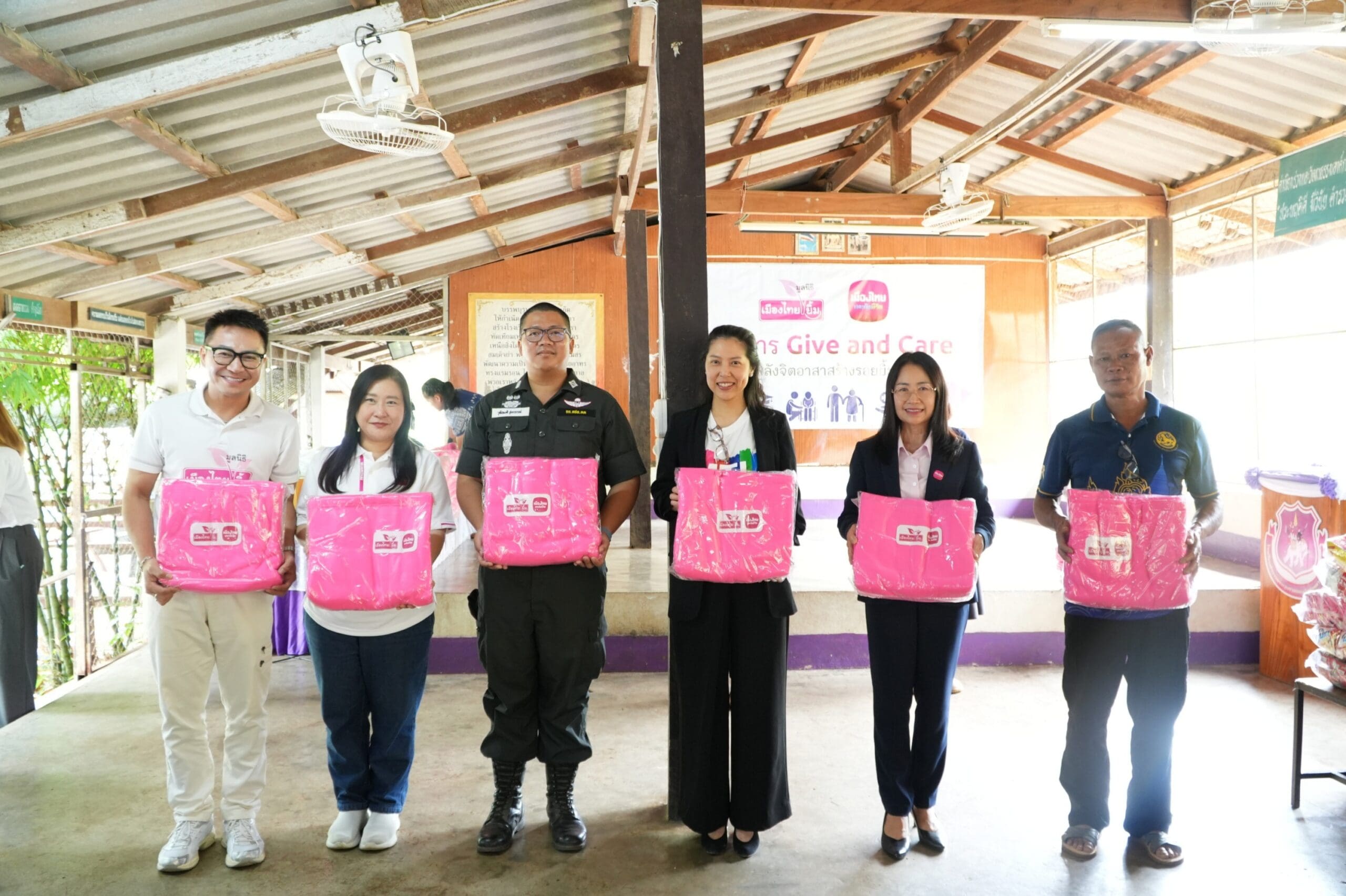 มูลนิธิเมืองไทยยิ้ม ร่วมกับ เมืองไทยประกันชีวิต

ส่งมอบบ้านพักเพื่อนักเรียนบ้านไกล

แก่โรงเรียนตำรวจตระเวนชายแดนเจ้าพ่อหลวงอุปถัมภ์ 2 จังหวัดเชียงใหม่