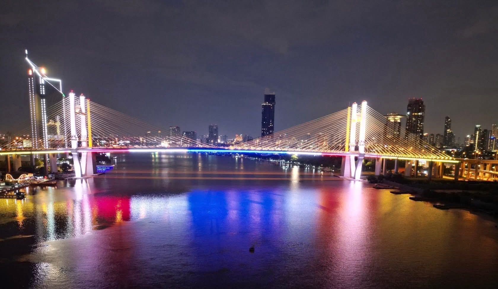 กทพ. เปิดไฟประดับ “สะพานทศมราชัน” เทิดพระเกียรติ “พระบาทสมเด็จพระบรมชนกาธิเบศร มหาภูมิพลอดุลยเดชมหาราช บรมนาถบพิตร” เนื่องในวันนวมินทรมหาราช 13 ตุลาคมนี้
