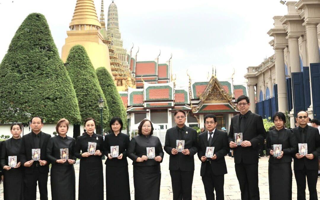 ออมสิน ถวายพวงมาลัย และลงนามถวายความอาลัย แด่สมเด็จพระนางเจ้าสิริกิติ์ พระบรมราชินีนาถ พระบรมราชชนนีพันปีหลวง