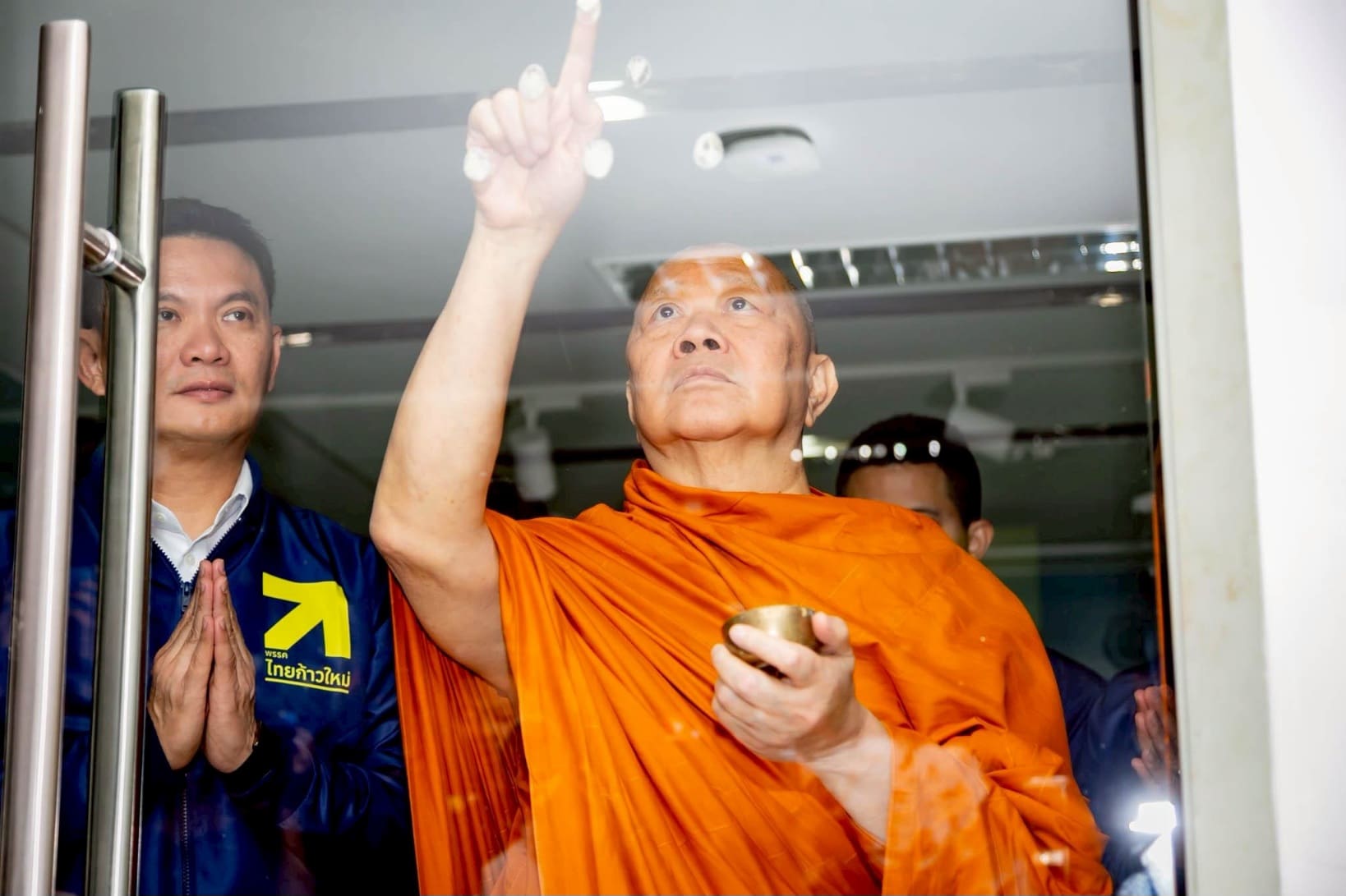 “ดร.เอ้” ทำบุญเปิดที่ทำการพรรคไทยก้าวใหม่ ขอโอกาสเปลี่ยนประเทศตั้งแต่รากฐาน 
ยืนยัน ไม่เล่นการเมืองฉาบฉวย พร้อมทำงานร่วมกับทุกคน ไม่วางเป้าจำนวน สส. แต่จะทำให้ดีที่สุด 