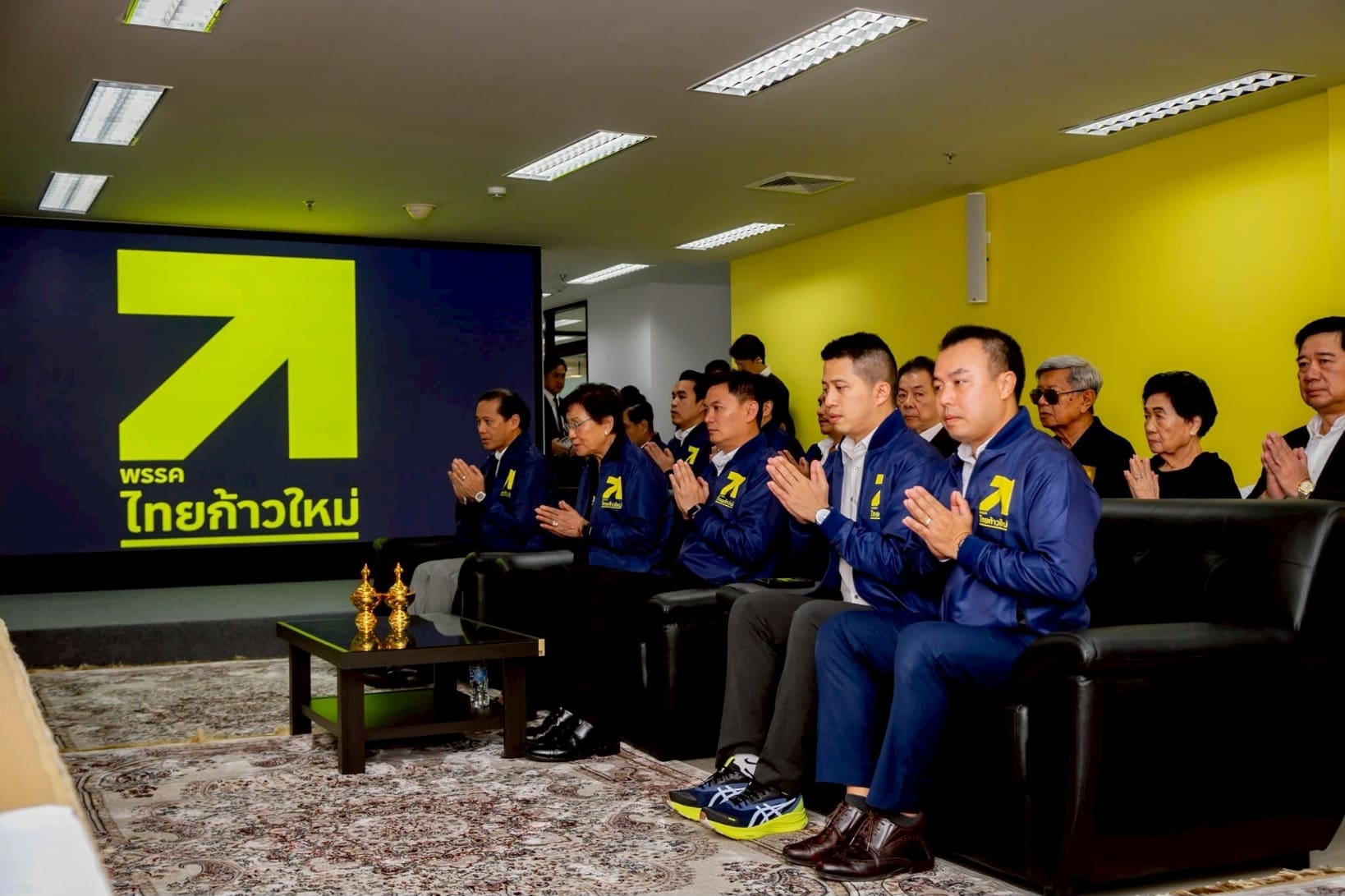 “ดร.เอ้” ทำบุญเปิดที่ทำการพรรคไทยก้าวใหม่ ขอโอกาสเปลี่ยนประเทศตั้งแต่รากฐาน 
ยืนยัน ไม่เล่นการเมืองฉาบฉวย พร้อมทำงานร่วมกับทุกคน ไม่วางเป้าจำนวน สส. แต่จะทำให้ดีที่สุด 