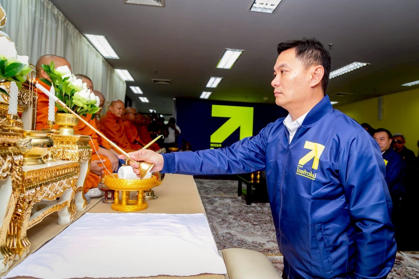 “ดร.เอ้” ทำบุญเปิดที่ทำการพรรคไทยก้าวใหม่ ขอโอกาสเปลี่ยนประเทศตั้งแต่รากฐาน 
ยืนยัน ไม่เล่นการเมืองฉาบฉวย พร้อมทำงานร่วมกับทุกคน ไม่วางเป้าจำนวน สส. แต่จะทำให้ดีที่สุด 